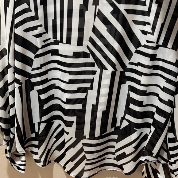 Chico's Monochrome Geometric Button Down Shirt Size 3, A0014 - Picture 5 of 9